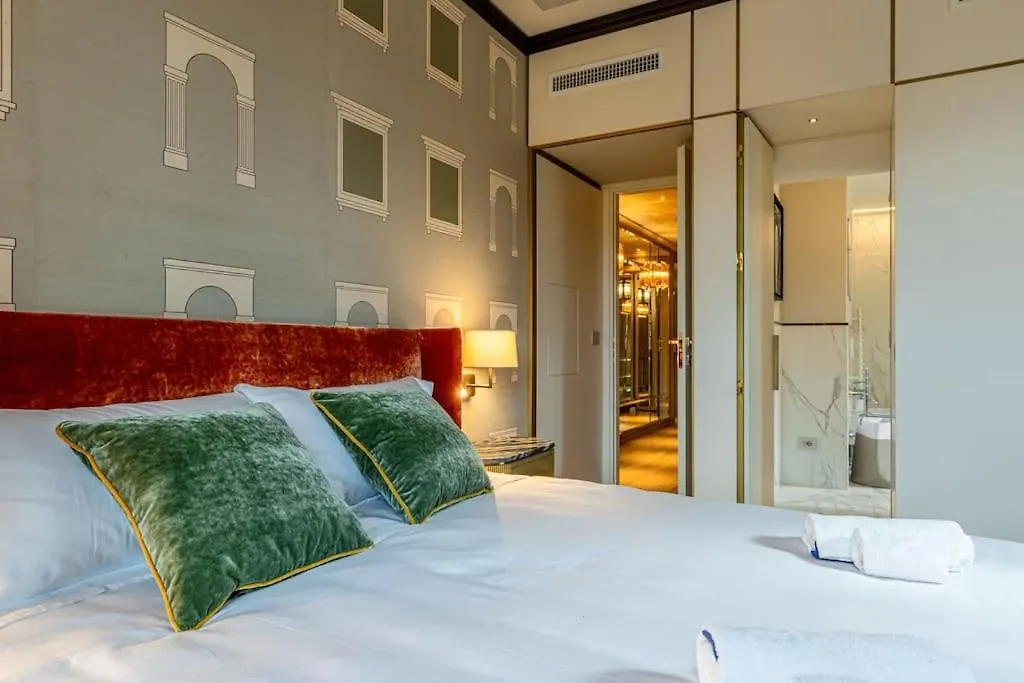 2 Floor Suite Near Duomo ミラノ 0*,  イタリア