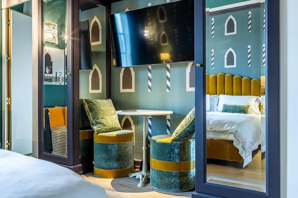 アパート 2 Floor Suite Near Duomo ミラノ