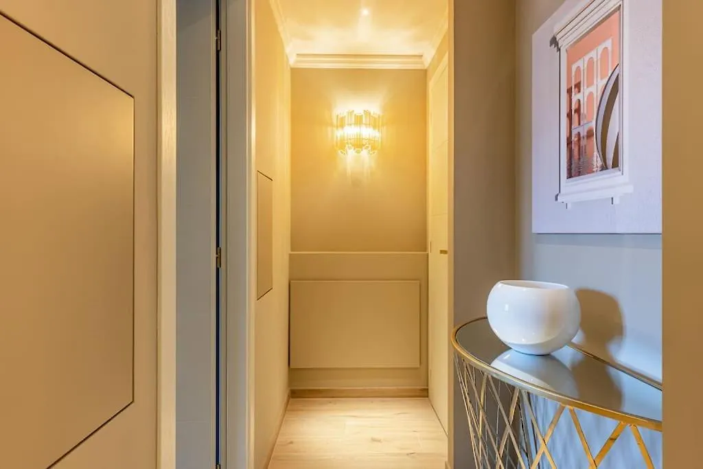 2 Floor Suite Near Duomo ミラノ アパート